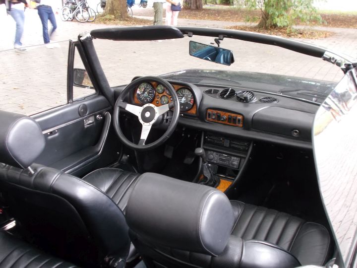 Peugeot_504_02b.jpg
