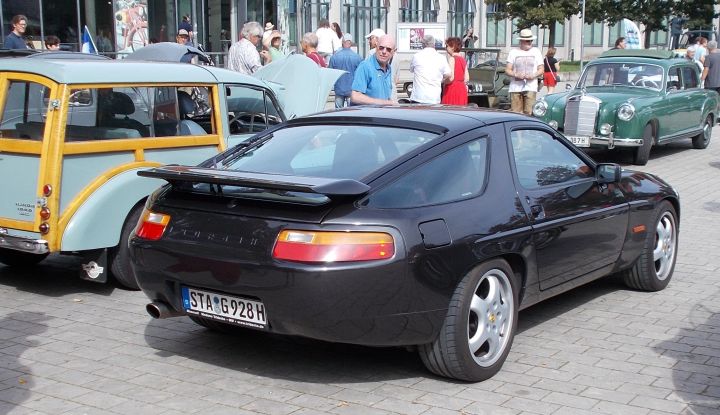 Porsche_928S_01b.jpg