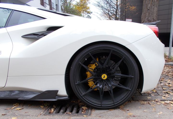 Ferrari_F8_01f.jpg