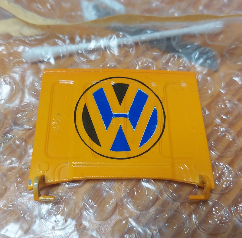 aus weiß ausgeschnitten, beachte die Ränder nach dem Anbringen