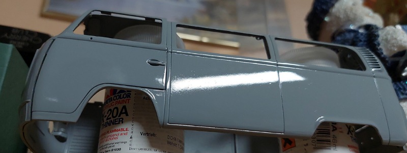 Mit erster Schicht Klarlack