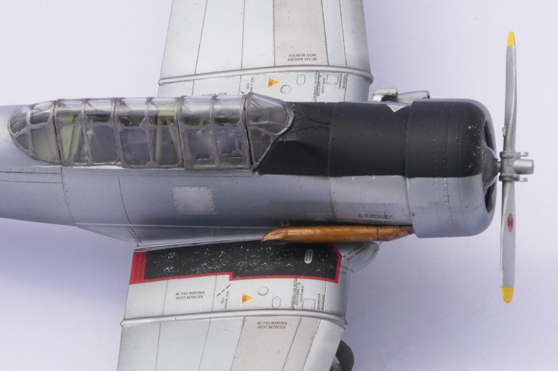 038_Harvard_Texan_Rechts_Auspuff_Flügelwurzel.jpg