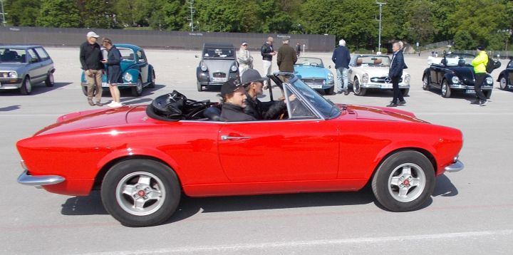 Fiat_124_Spider_03a.jpg