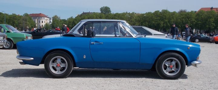 Fiat_124_Spider_05a.jpg
