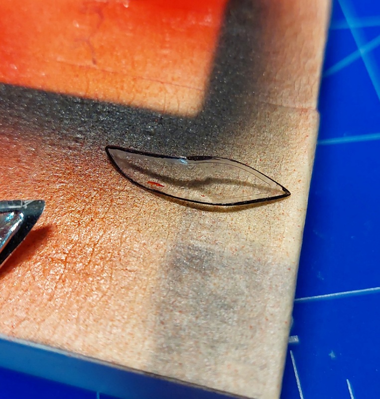 Glas mit schwarzen Rand, Versuch