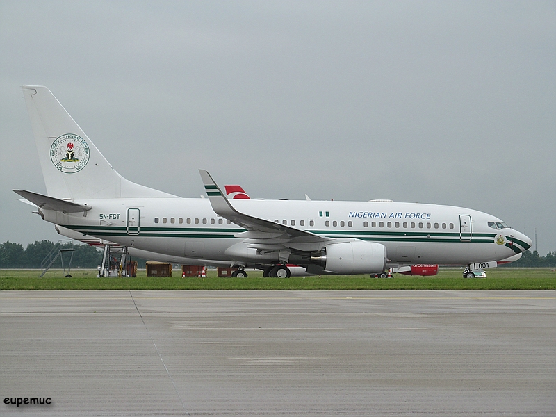 zz_5N-FGT - Nigeria Air Force - Boeing 737-7N6(BBJ)_03.jpg